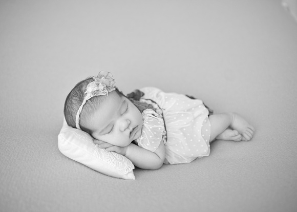 Emilia_newborn_09bw