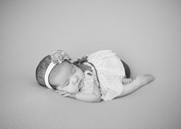 Emilia_newborn_11bw